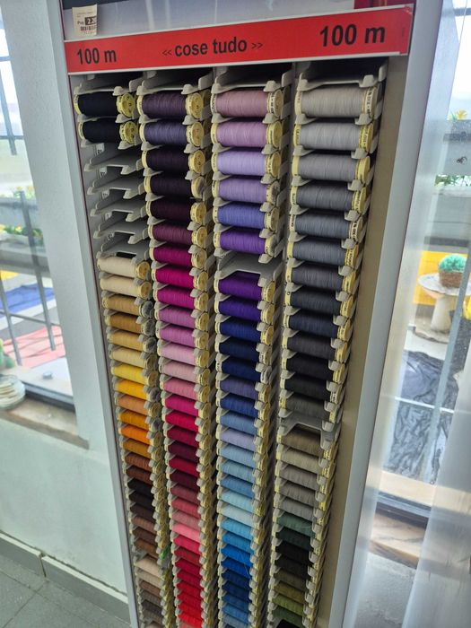 Expositor de Linhas Gutermann Cose Tudo 100m
