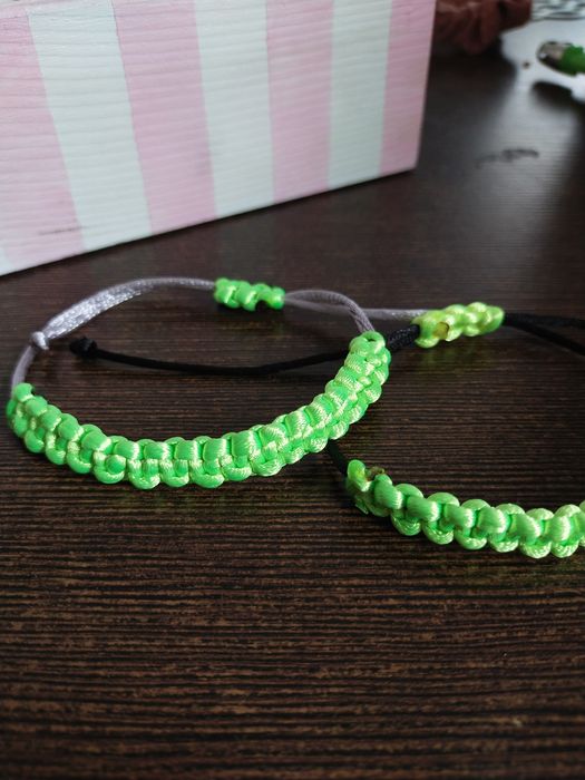 Bransoletka o kolorze zielonym