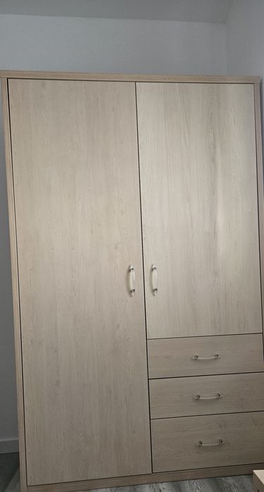 Quarto de solteiro em excelente estado