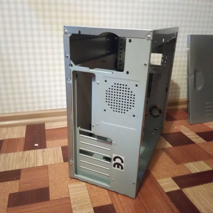 Корпус комп'ютера з кнопками і кабелями