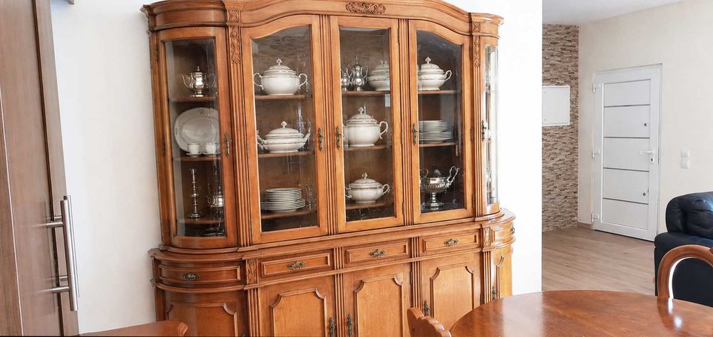 Móvel Vitrine em Madeira Maciça