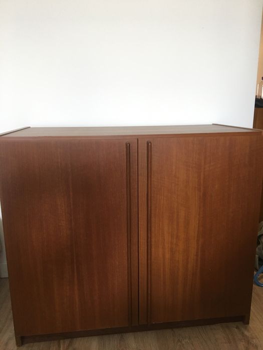 Móvel madeira para TV na sala