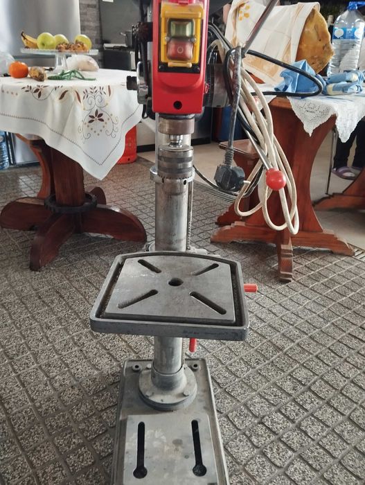 Máquina de coluna de furar