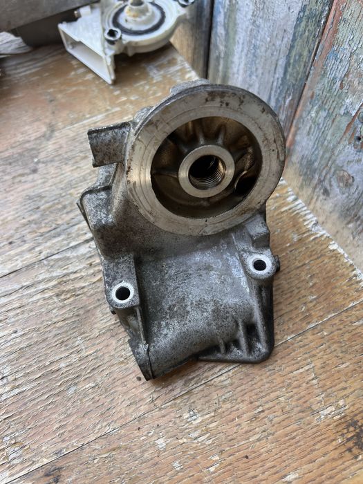 Кронштейн масляного фильтра Volkswagen Audi Skoda