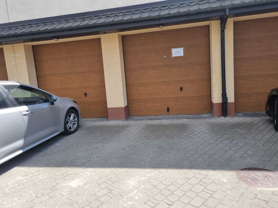 sprzedam garaż wraz z dodatkowym miejscem parkingowym w ogrodzeniu