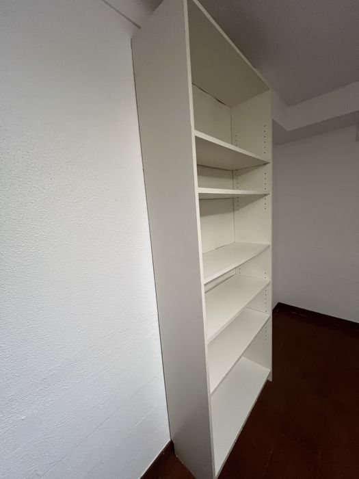 Duas estantes de prateleiras brancas IKEA