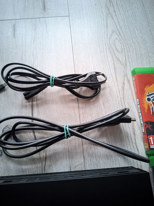 XBox One X  1TB - Stan bardzo dobry + 2 pady  +2 gry +wszystkie kable