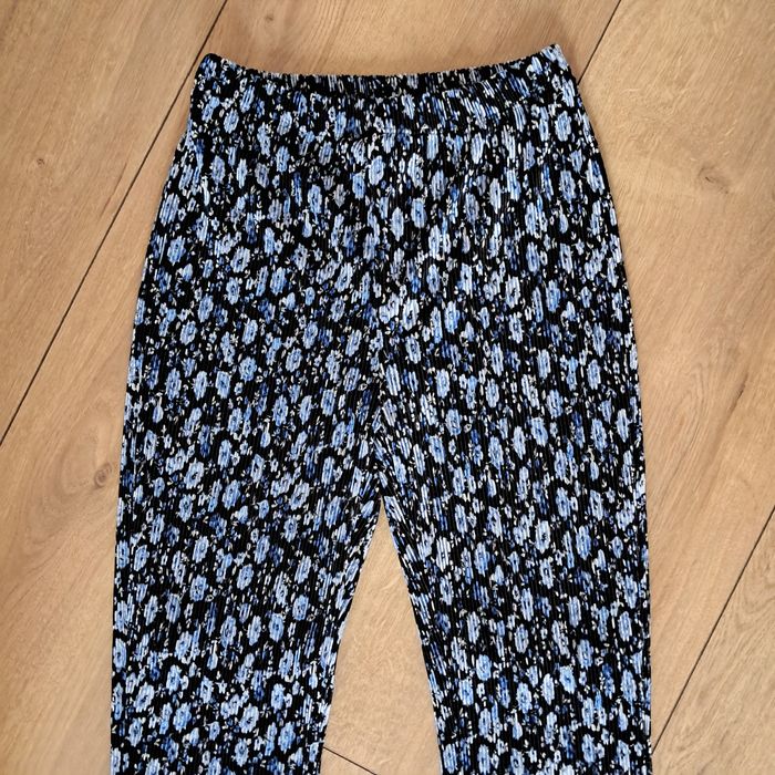 Prążkowane plisowane luźne spodnie dziewczęce w kwiaty Lindex 158-164