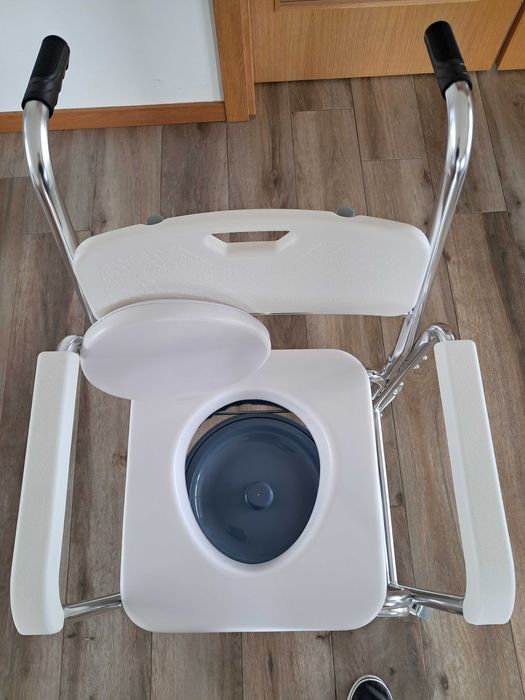 Cadeira sanitária com rodas para banho e necessidades - Como nova!