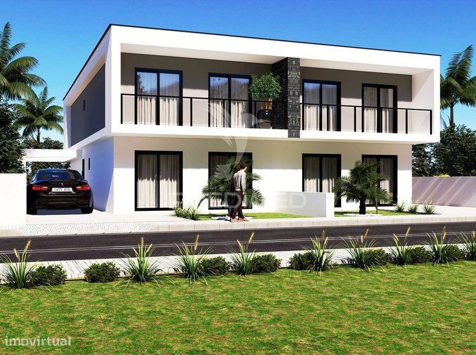 Moradia Gem. T4, c/3 Suites e Piscina, em Fernão Ferro