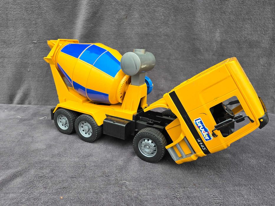 BRUDER Mercedes Betoiarka stara