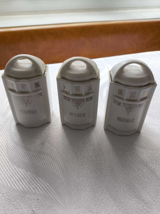 Pojemniki na przyprawy.