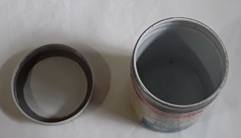 Antiga caixa de medicamento em alumínio