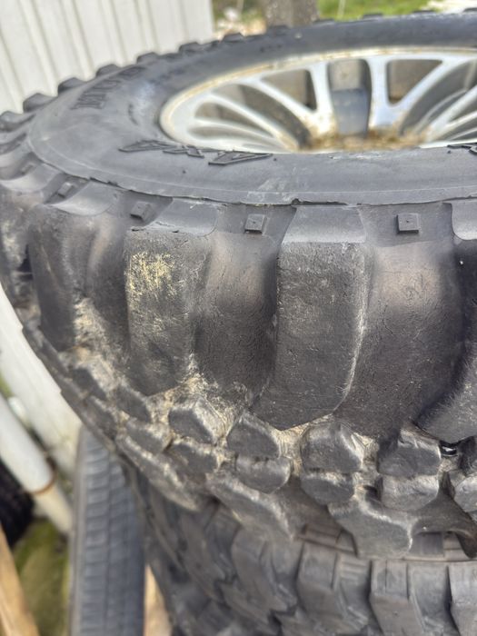Jantes com pneus terrano e pajero