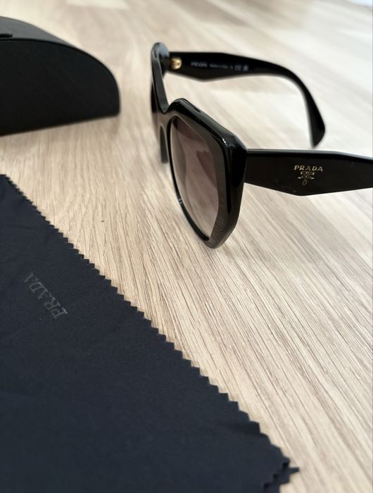 Okulary przeciwstoneczne Prada SPR 16R stan bardzo dobry