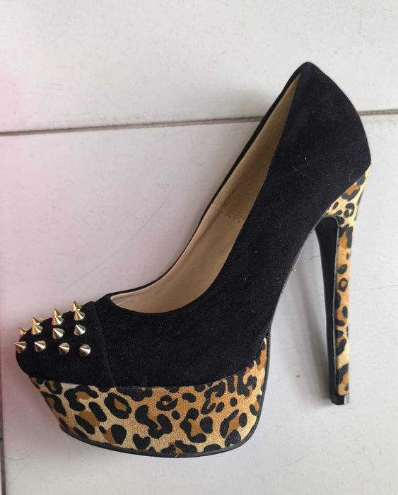 Sapatos Altos Animal Print Com Spikes - Tamanho 36 - Mulher - NOVOS