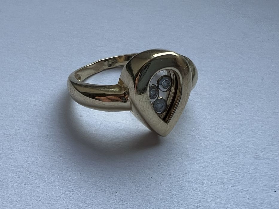 Золоте кільце з плаваючими діамантами