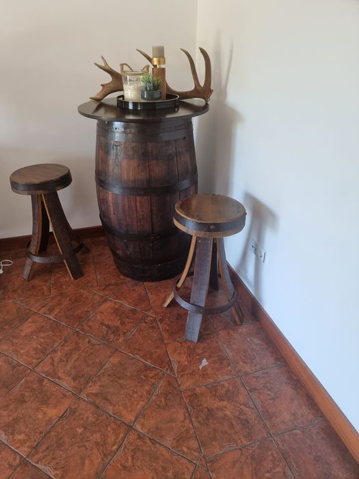 Mesa e quatro bancos