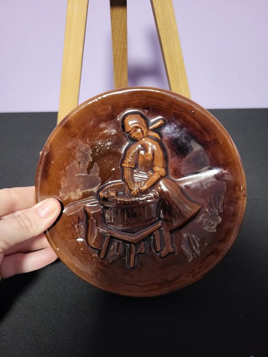 Stary ceramiczny talerz z motywem bajkowym