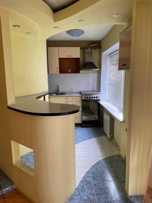 Продається 1-кімнатна квартира-студія, бул. Лесі Українки, 9.