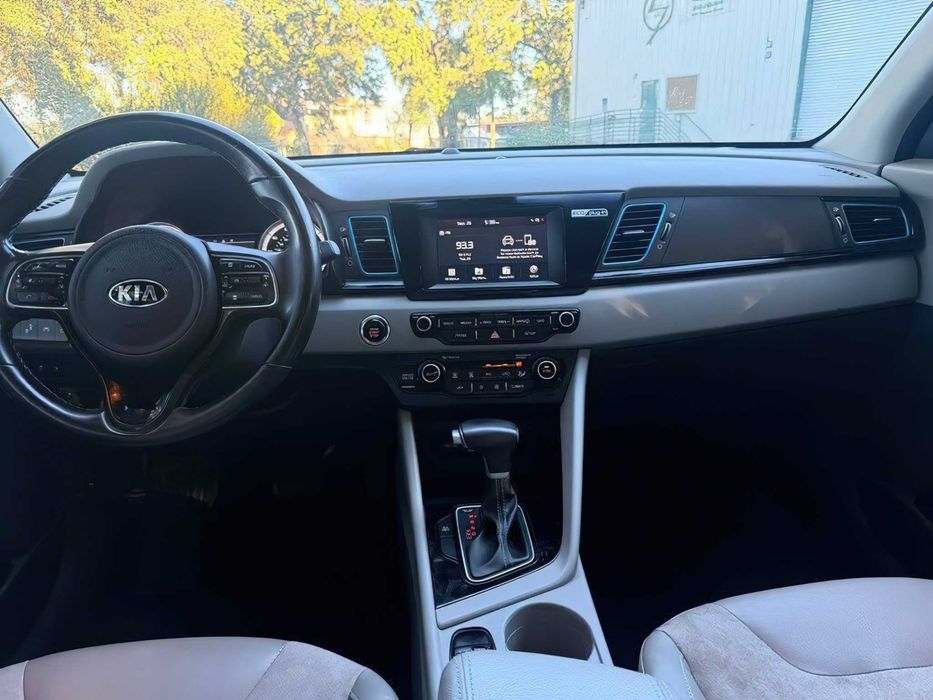 Kia Niro Hybrid      2018