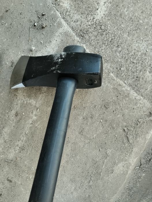Продам топор колун вес 3,4кг.