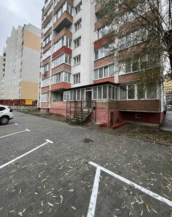 Приміщення на Озерній. 630$ мкв. Кабінетна система