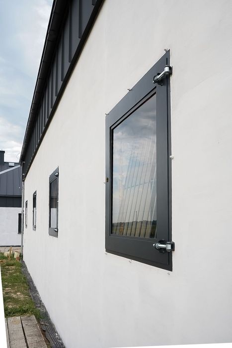 Okno stajenne stalowe do stajni garażu okno stalowe okno gospodarskie