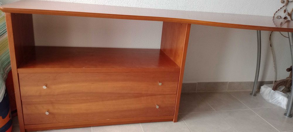 Secretária com gavetas