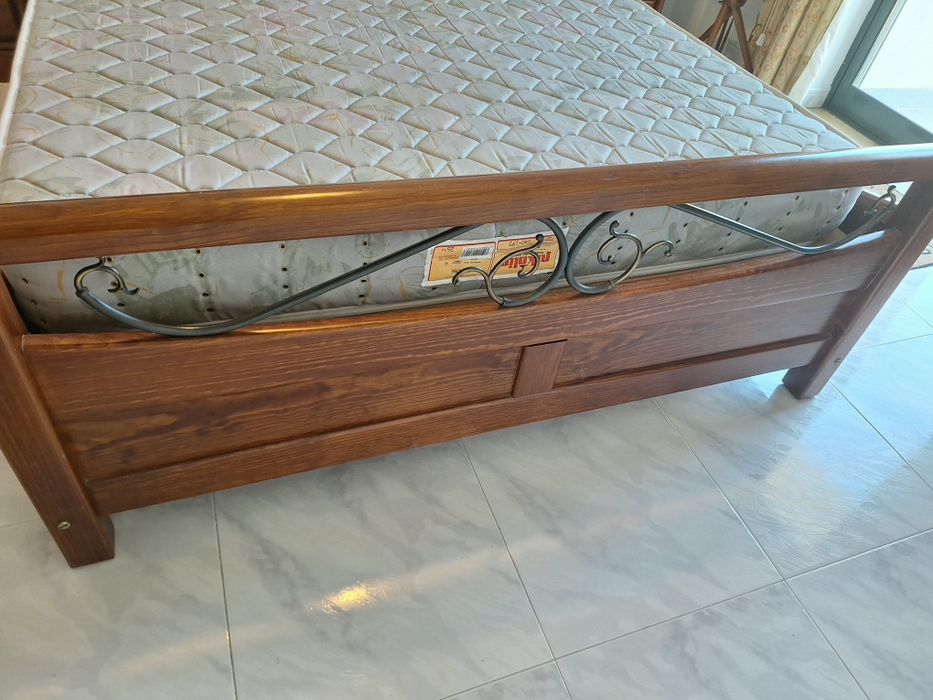 Mobilia Quarto Cama, colchao, 2 mesinhas