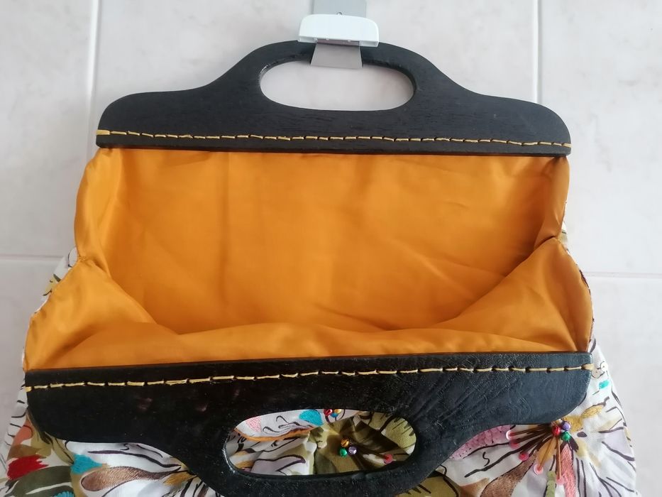 Carteira de mão em tecido e missangas