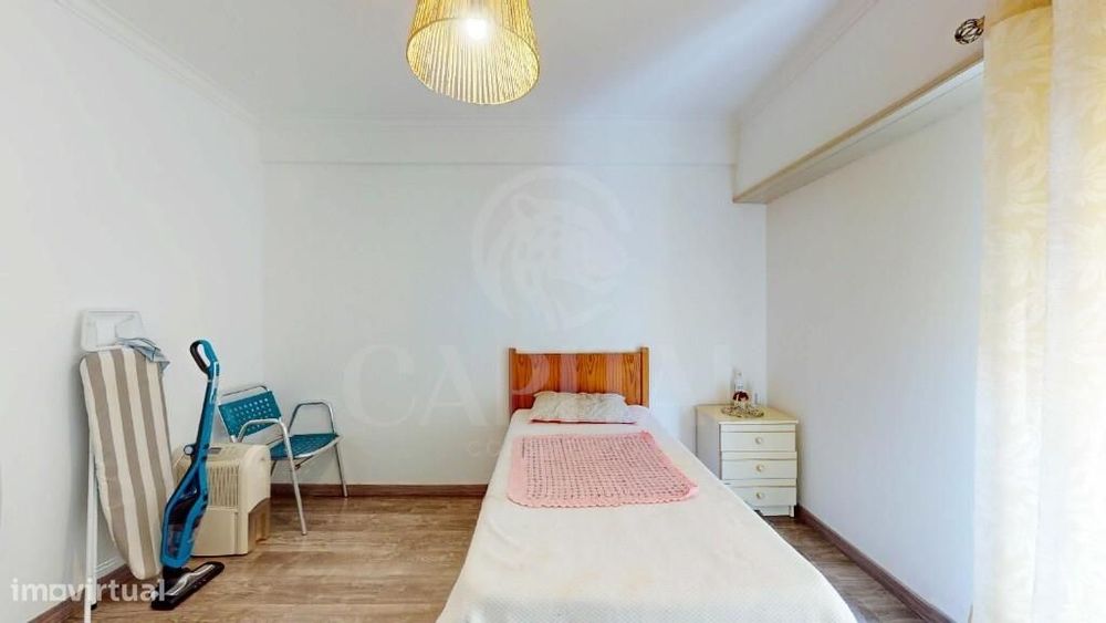 Apartamento T2 totalmente remodelado, com garagem e arrecadação, em Ca