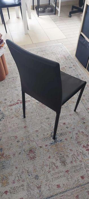 Mesa extensível e seis cadeiras prontas para uso