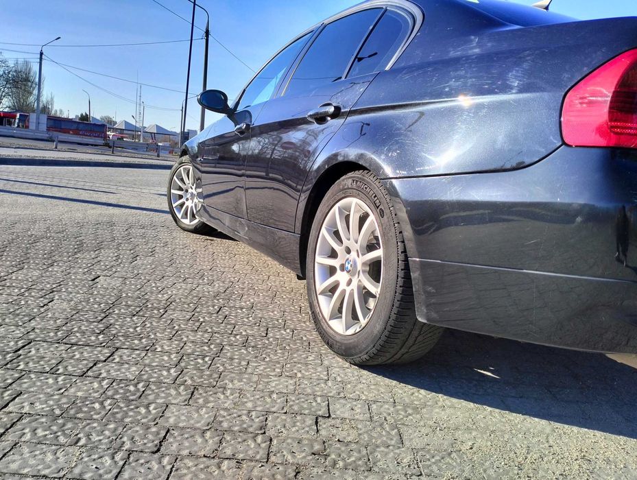 Бодрая BMW e90, два литра