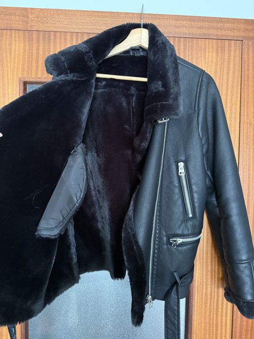 Casaco preto pele com pelo por dentro