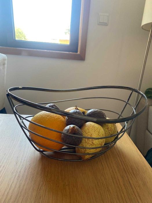 Lindíssima fruteira em metal