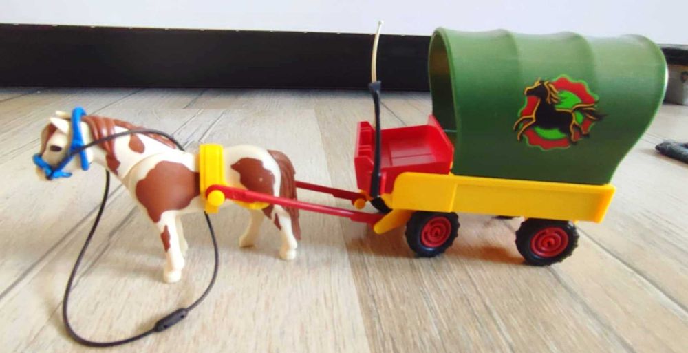 Stadnina koni + samochód do przewożenia koni + bryczka Play mobile