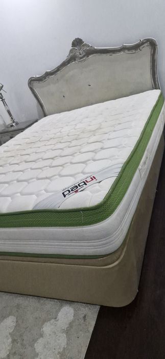 Cama com arrumação + colchão e 2 estantes de brinde