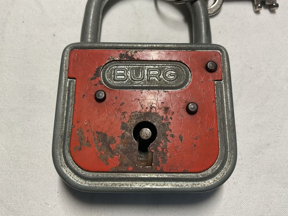 Cadeado antigo com chaves