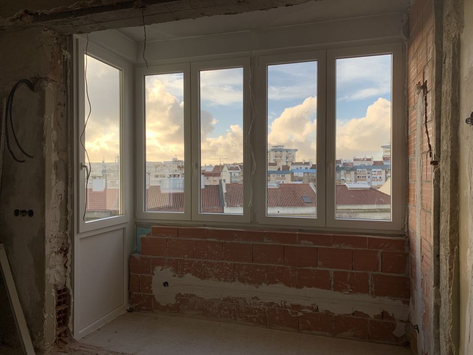 Montagem e reparação de Janelas/Portas em PVC & Estores.