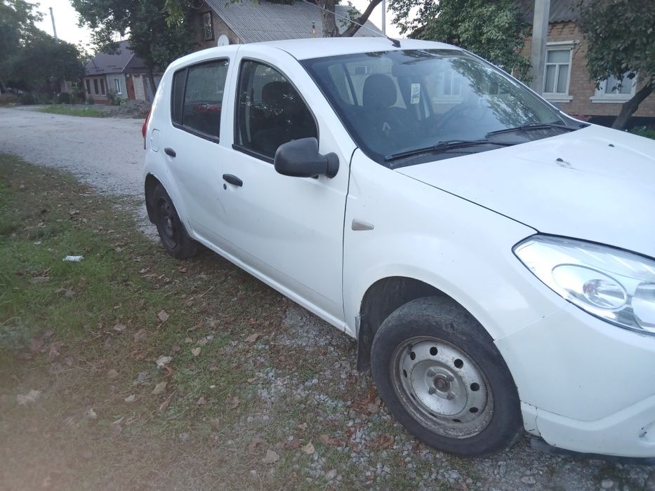 Машина  Dacia Sandero