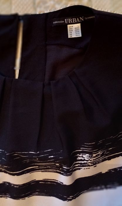 2 Blusas de cavas, 1 sedosa c/ floral e outra preta e branca