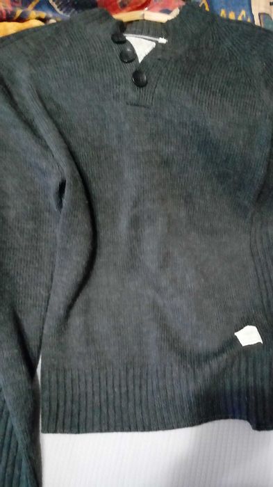 Sweter męski szary rozmiar L zapinany na 3 guziki pod szyją