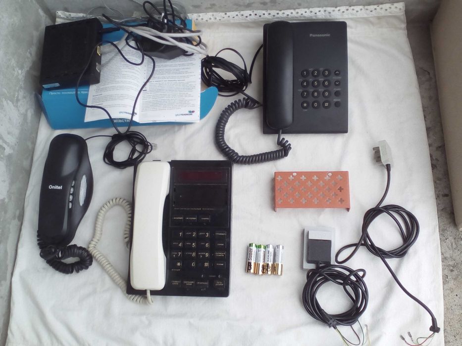 комплект проводных телефонных аппаратов + ADSL интернет модем