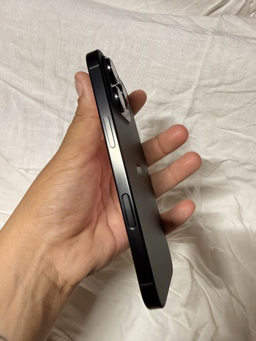 iPhone 16 pro com pequeninas marca de uso  , mas está  impecável. Contacto so pelo chat , por que um golpista acabou de querer me dar um golpe. Cuidad