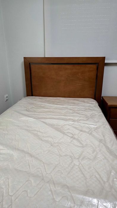 Quarto de Solteiro em Madeira Maciça – Como Novo!