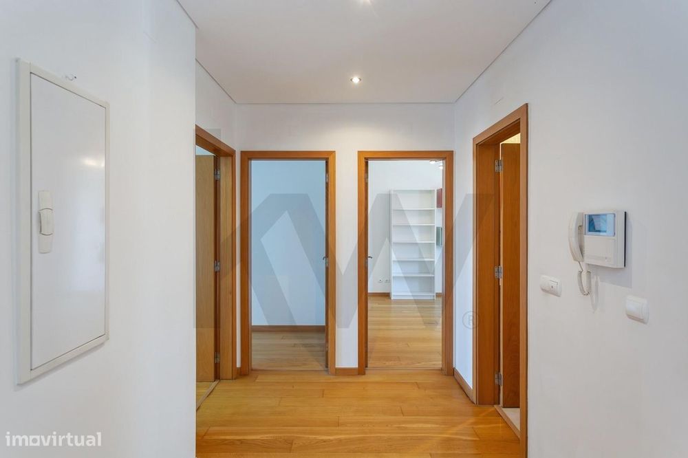 Moradia T4+2 com Jardim e Piscina para Arrendamento, junto ao Oeiras G