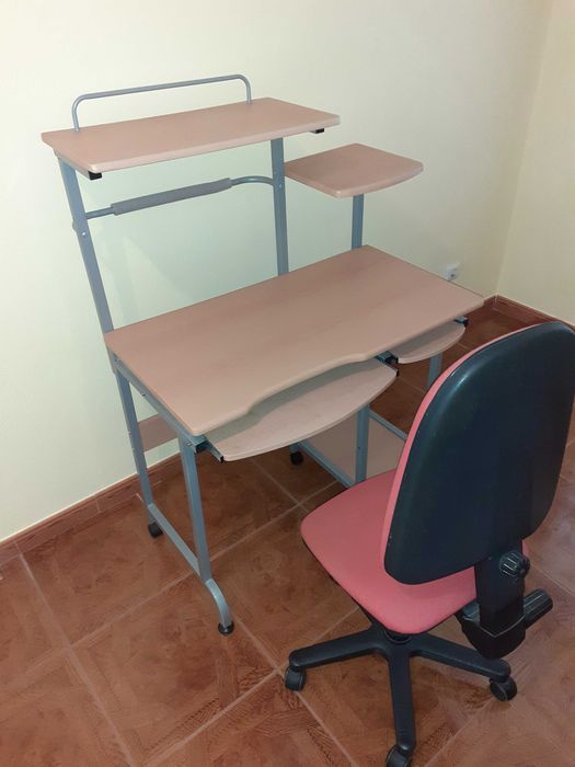 Cadeira e Secretária