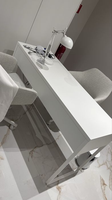 Vendo mesa e duas cadeiras