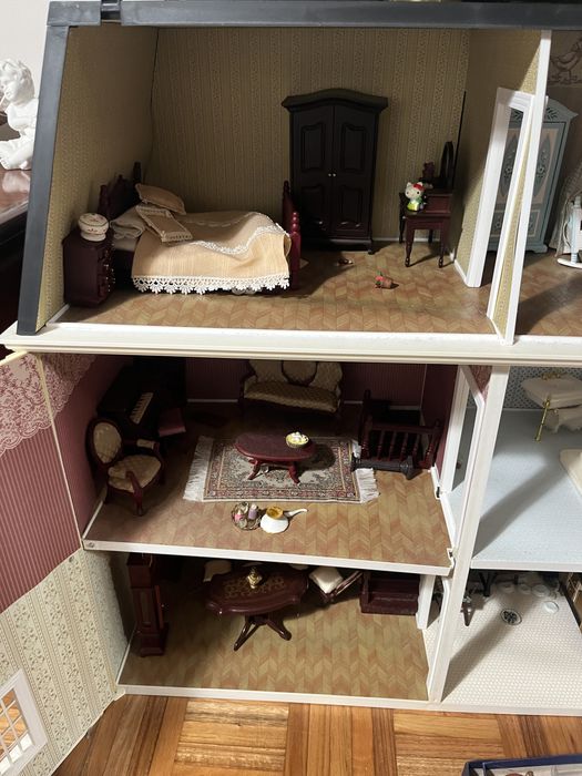 Casa de bonecas com mobília